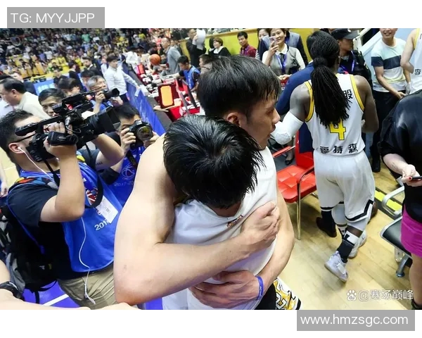 曾凡博高效贡献12分却因意外受伤被担架抬出送医祝早日康复